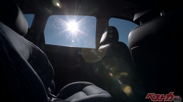 たとえ真夏でなくとも日光で車内が高温化することは誰もがわかること。だからこそたった数分でも放置は絶対にダメなのだ(Flower images@Adobe Stock)