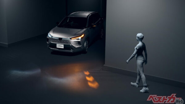 先が見通せない曲がり角などで、歩行者や周辺車両に自車の接近を通知することで、事故を未然に防ぐシグナルロードプロジェクション。新型カローラクロスが国内初採用となった