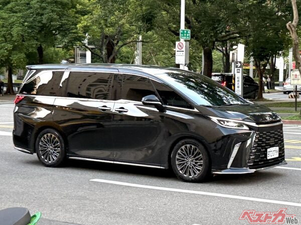 至る所にレクサスLMが走る台北市内。ここは麻布十番なのか、というレベルだ