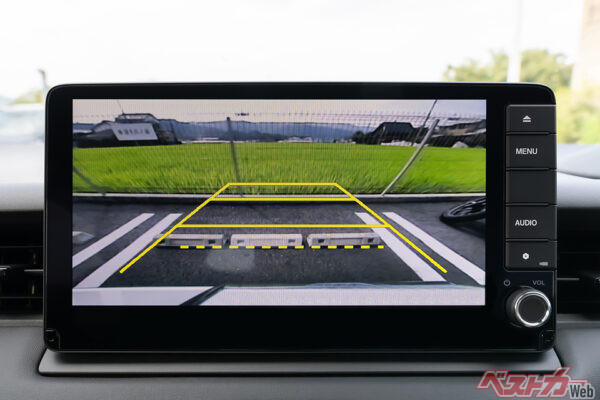 装着が義務化されてからまだ日は浅いが、バックカメラはすでに多くのクルマに搭載されている（あんみつ姫＠Adobe Stock）