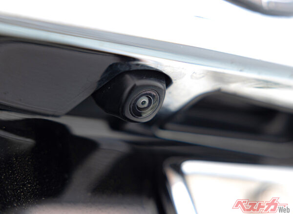 バックカメラは確かに便利だが､カメラからの距離が近すぎたり、カメラの画角の外の場合は死角となってモニターに表示されない。必ずミラーや目視での確認を徹底し、カメラを補助的に使用して、双方の死角を補い合うようにしたい（tarou230＠AdobeStock）