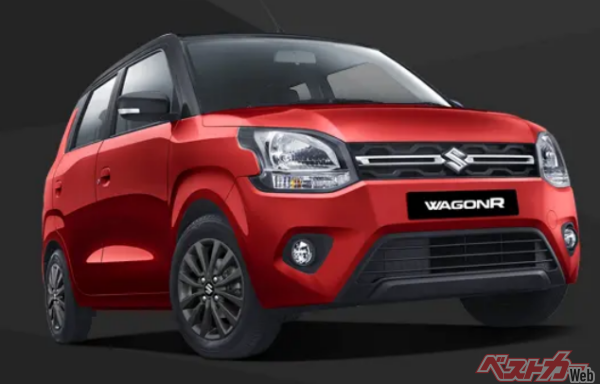 インド市場で販売されているワゴンR。ボディサイズは全長3655×全幅1620×全高1675mmでエンジン排気量は1Lと1.2L。日本の軽自動車規格は全長3.4m×全幅1.48m×全高2.0m以下で、エンジン排気量が660cc以下の車両