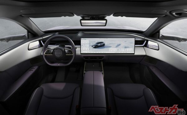 26.45インチサイズの5K一体薄型センターディスプレイが目を引くインテリア。フロントドアの内側には、デジタルサイドミラーの映像を映し出す小型モニターも確認できる