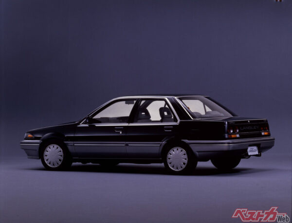 3代目はついに4ドアセダンのテールランプに丸型4灯がついた