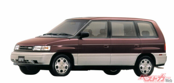 アメリカデビューの方が先だったMPV。前期型と後期型でフロントグリルが違う