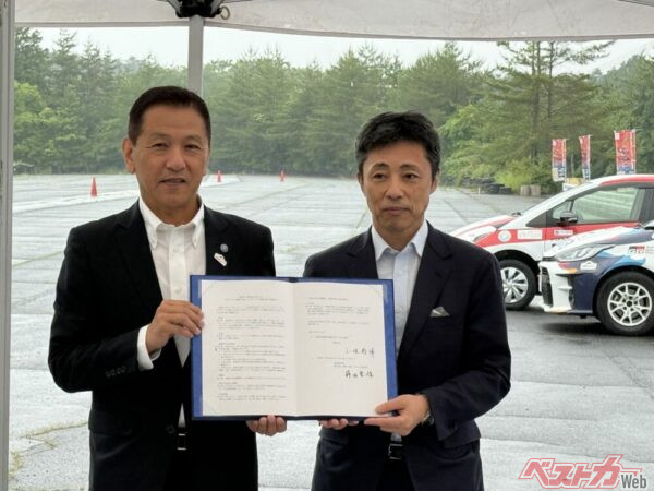 協定書にサインした小坂喬峰恵那市長と兼松株式会社執行役員の蒔田重信氏