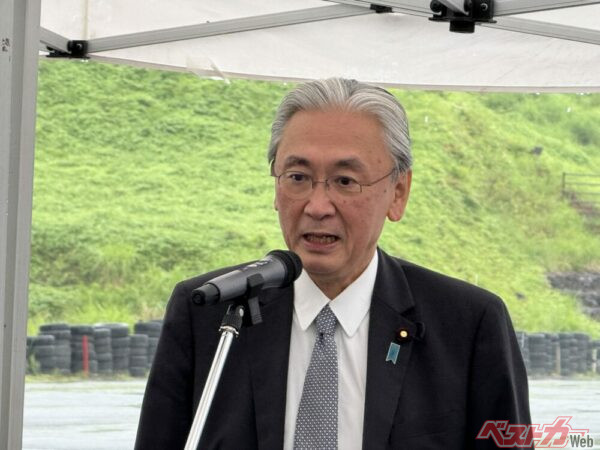 自民党の「内燃機関活用のための次世代燃料を推進する議員連盟」の会長であり、モータースポーツ振興議員連盟の会長を務める古屋圭司衆議院議員が出席し熱のこもった挨拶を行った