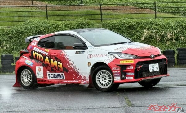 P1燃料を入れたGRヤリスでドリフトのデモランを披露。会場から大きな歓声が沸いた