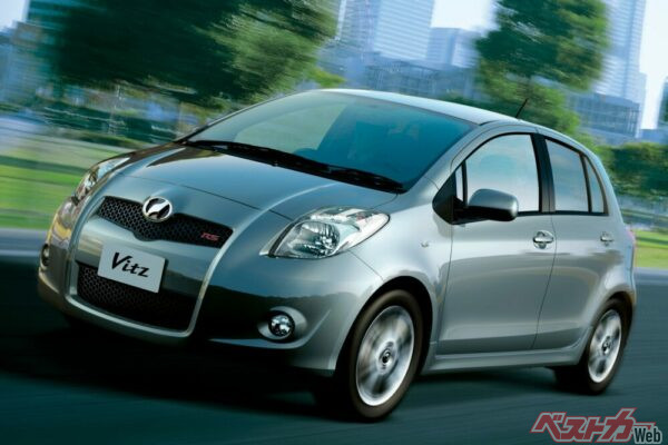 大きいヴィッツに見えてしまうことがウィークポイントだったが、なかなかにいい素性を持っていた。画像はヴィッツRS