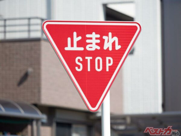 一時停止は3秒って本当!?　踏切・交差点で違反が急増するワケと正しい止まり方