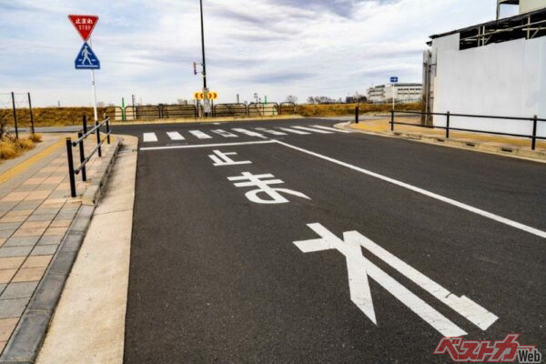 「止まれ」ときちんと書かれているし、教習所でも習ったのに、なぜか徐行で許されると思っているドライバーが多すぎるのが現実だ