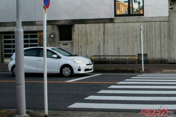 止まってはいるのだが、残念ながらこの位置だとバンパーが停止線にかかっておりアウトの判定となる