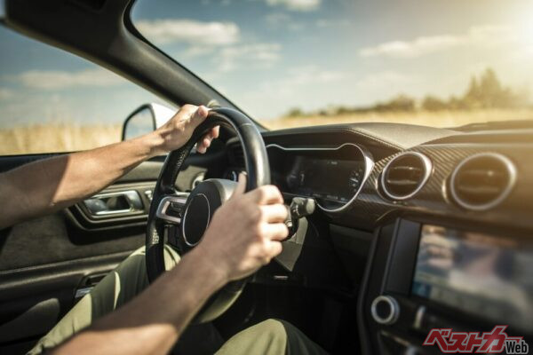 コーナリング中にハンドルを小刻みに動かしてグリップを探る「ソーイング」も現代では使わない技術のひとつだ（PHOTO：Adobe Stock_Tomasz Zajda）