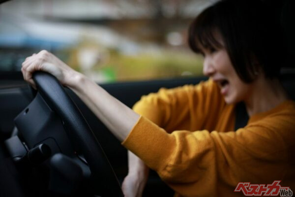 「うわ!! タイヤが滑る!!!!」水たまりでズルっとクルマが滑った時の対処法