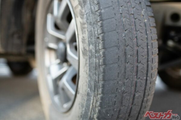 空気圧低下したタイヤや摩耗したタイヤでの走行は、特に雨天時には命にも関わる危険な行為（PHOTO：Adobe Stock_hakase420）