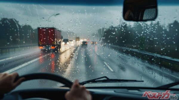 昨今のクルマには、クルマの急な挙動変化を抑制してくれる様々な制御が搭載されているため、それに任せるのが安全で確実（PHOTO：Adobe Stock_ BOONJUNG）