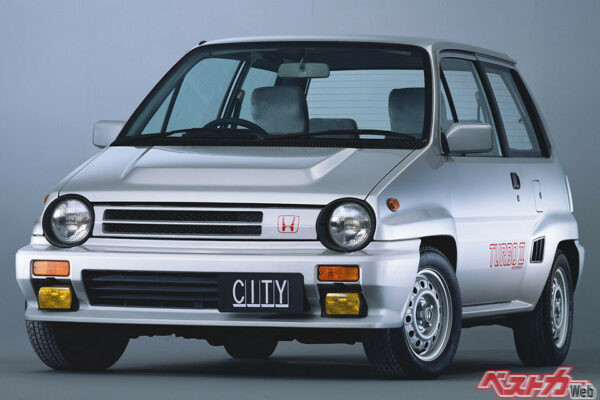 1982年9月にシティターボ(100ps/15.0kgmの1.2L、直4ターボ)が発売。続いて写真のインタークーラーターボを備える1.2L、直4ターボのシティターボII(110ps/16.3kgm)が1983年11月に発売