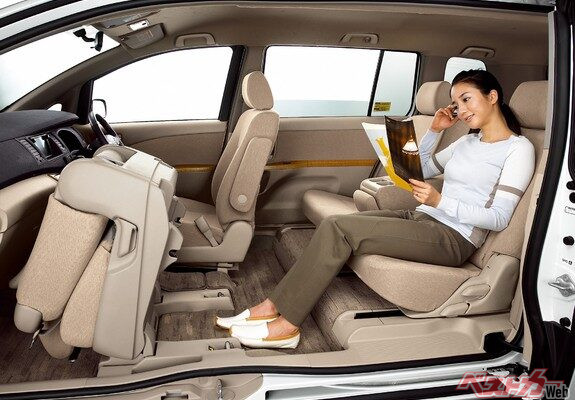 助手席シートはシートバックを90度に折りたたむことができ、折りたたんだ背面はテーブルとして使用できる