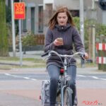 ながらスマホは1万2000円!? イヤホンもアウト!! 自転車違反に青切符、政府が閣議決定