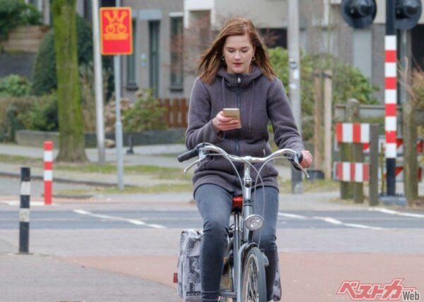ながらスマホは1万2000円!? イヤホンもアウト!! 自転車違反に青切符、政府が閣議決定