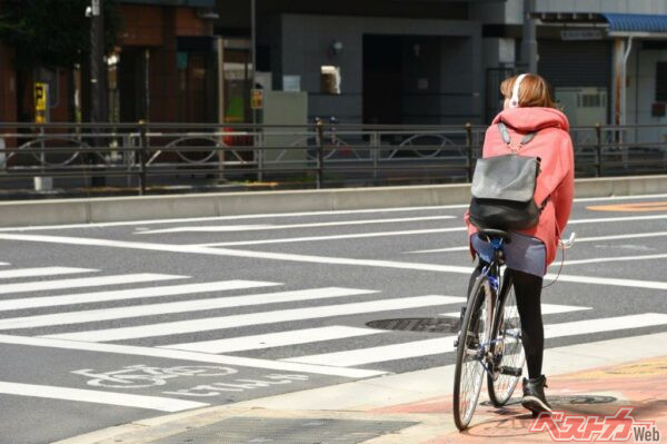 周囲の音や音声が聞き取れない状態は違反となるので注意が必要だ。なお、周囲の音も聞こえる骨伝導イヤホン（音量は注意）や、補聴器は取締りの対象外となる