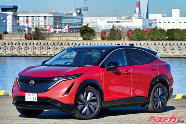 日産アリア。アリアのボディサイズは、全長4595×全幅1850×全高1655mm、ホイールベースは2775mmと、リーフに比べて全長235mm、全幅40mm、全高105mm大きい