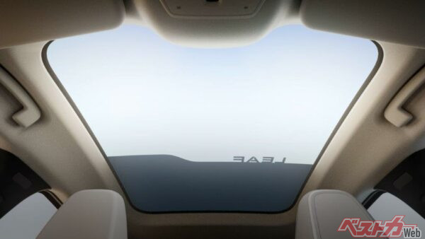 新型リーフが採用した調光パノラミックガラスルーフ。前から後ろまで遮るものはなし！　開放感が抜群だ