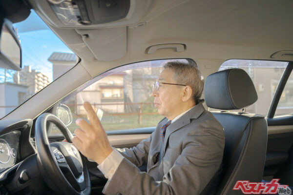 声を出して状況を確認する声出し運転＝コメンタリードライブが漫然運転には効果的。指差しは危険が伴うので注意が必要（YUTO PHOTOGRAPHER@Adobe Stock)