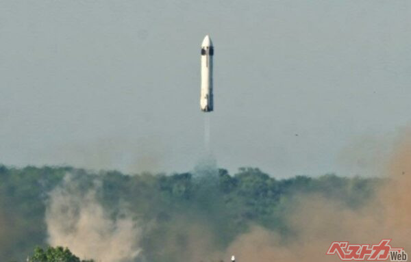 離着陸実験の様子。使い捨てが主流である従来のロケットとは異なり、同一の機体を用いた短時間での繰り返し運用ができる