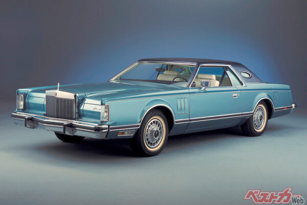 リンカーン コンチネンタル（5代目・1970～1979年）。全長6m弱×全幅約2mという巨大なボディを持つ、実にアメ車らしい日本人が憧れたラグジュアリーカー。4ドアと2ドアがある