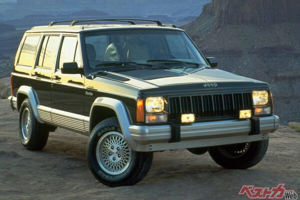 ジープ チェロキー（2代目・1984～2001年）。比較的小さく、全高も低いボディにパワフルな直6を載せたスポーティなSUVで、後期のモデルは価格も安かったので日本でもブームに