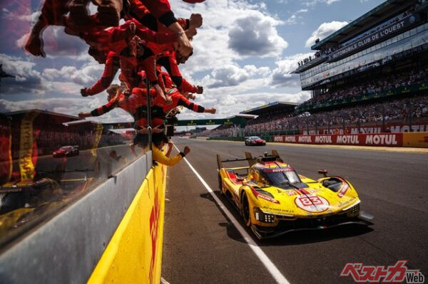 人々が競技者に対し感動を覚えるのは決して成績だけではない。苦境にたちむかうその姿に移入するのだ