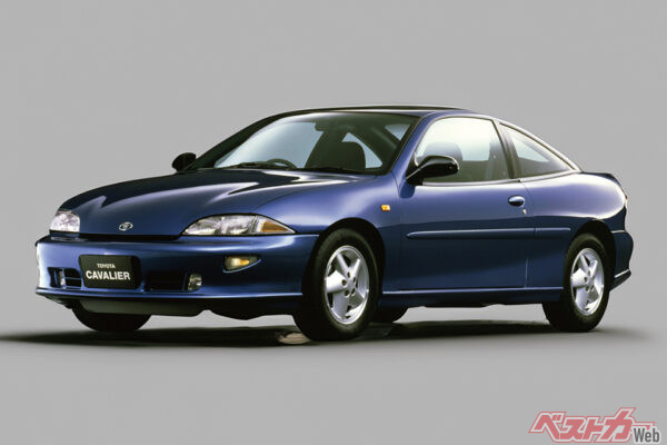 トヨタ キャバリエセダン／クーペ（1996～2000年）。右ハンドル化＆ウインカーレバーの右移動、価格も200万円以下としたが販売は低調。最後は警察車両に大量導入された
