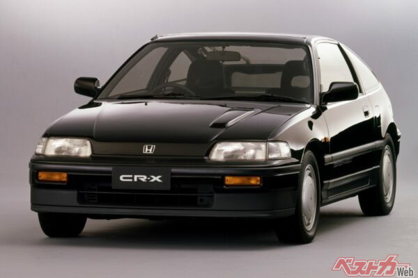 1987年登場、2代目CR-X。サイバーCR-Xなどと呼ばれた。VTEC搭載後はとくにボンネット部分のふくらみ(パワーバルジ)がなくなっているのが目印