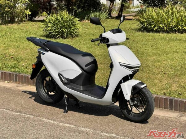 国沢氏が試乗したホンダ CUV e:。走行性能もすばらしいが、ボディもなかなかボリューミーで迫力あるゾ! 乗るには原付二種免許が必要となる