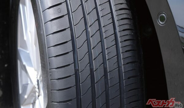 4 本の太いグルーブが直進安定性のよさをもたらし、非対称デザインがパターンノイズを抑え、静粛性をもたらしている