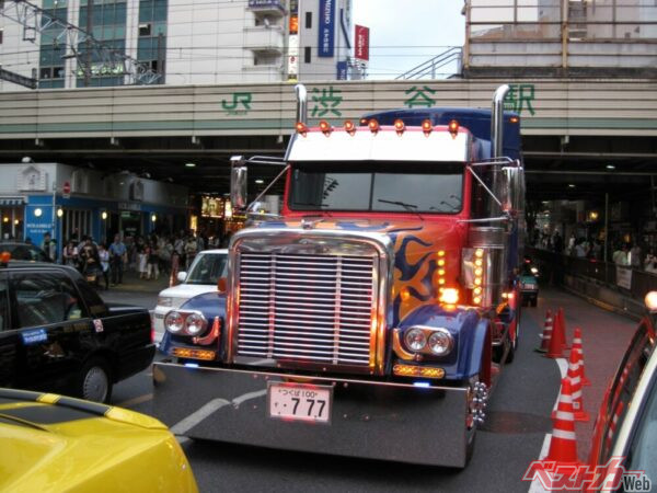 2011年公開の「ダークサイドムーン」のキャンペーンで都内を走り回っていたモデル379。劇中車と同様のカラーリングはそれだけでワクワク感があった