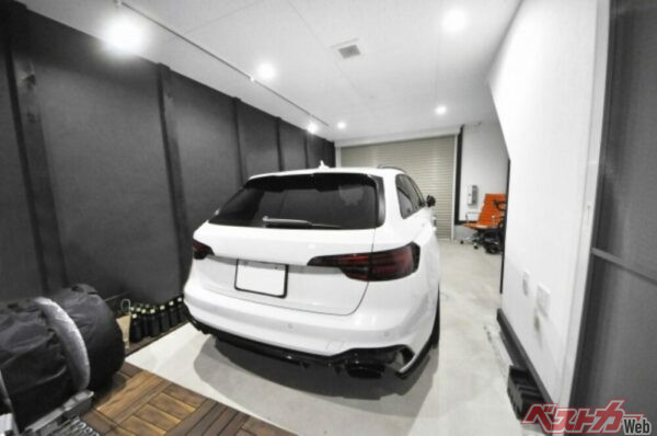 照明も完備され、夜間の整備作業にも不自由しません。冬季も屋外と比べて暖かい