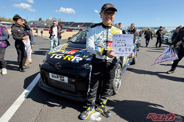 準備も慌ただしいなか、恒例の色紙をお願いした。モリゾウさんはニュルに来るたび「もっといいクルマづくり」への想いを新たにする