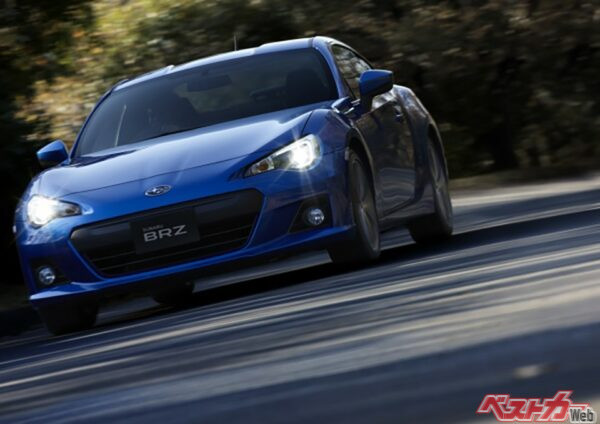 スバル 初代BRZ（205万8000～288万2250円）…全長4240×全幅1775×全高1300mm、1230kg、2L、フラット4DOHC（200ps/20.9kgm）、JC08モード12.4km/L（R.6MT）