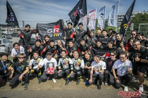 成瀬弘さんに無事24時間走り切れたことを報告し、新たなスタートを切った