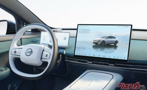 中国市場のBEVは車内快適性が勝負のポイントとなっている。センターコンソールにある巨大なモニターと最先端技術を投入したシートがウリだ