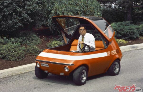 キャノピーのトップを上げた「512E」に乗り込むGMのエンジニア