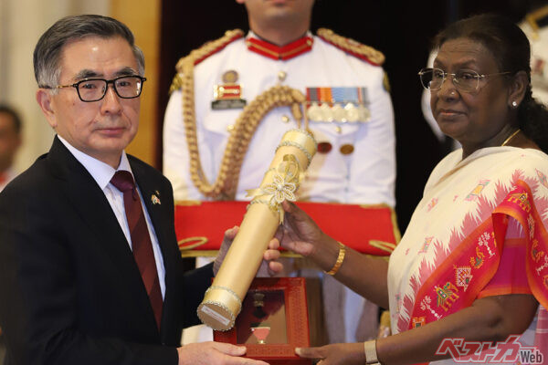 ドロワパディー・ムルム大統領より代理で勲章を受け取る鈴木俊宏氏