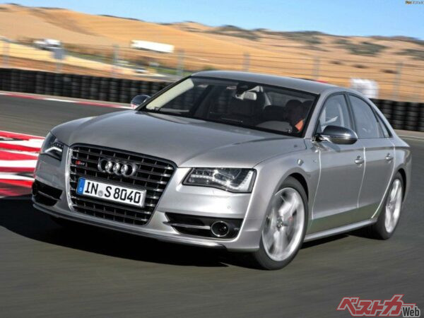アウディS8。パワフルなV8エンジンと4WDの組み合わせは頼もしい走りが期待できそう。映画の活躍を見てファンが増えたというのも納得できる
