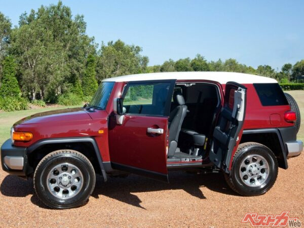 デザイン性で人気となったFJクルーザーだが、観音開きを採用するなど家族としては使い勝手がイマイチだった