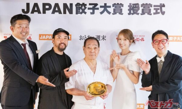 トロフィーを手にする『餃子の店 ニイハオ』 店主の野坂由郎さん。写真左から、審査員の小野寺 力さん、オガサワラガクさん。 「JAPAN餃子大賞」初代アンバサダー・元日向坂46キャプテン、佐々木久美さん。審査員のクック井上。さん