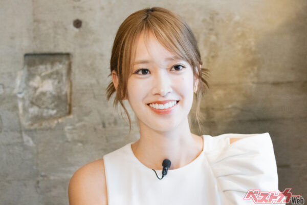 「家族みんなが中華料理好き、餃子好き!」という佐々木久美さん。左肩部分の「 餃子があしらわれたような装飾」がポイントの「ギョウザワンピース」 がステキです!