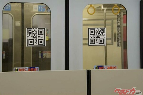 地下鉄のドアに貼られたQRコード（画像：東京都交通局）