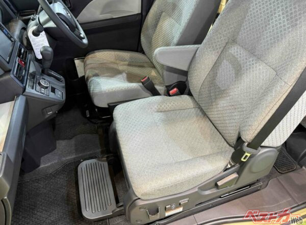 専用アームレストも装備。運転席よりもヒップポイントが高く未払いもバツグン